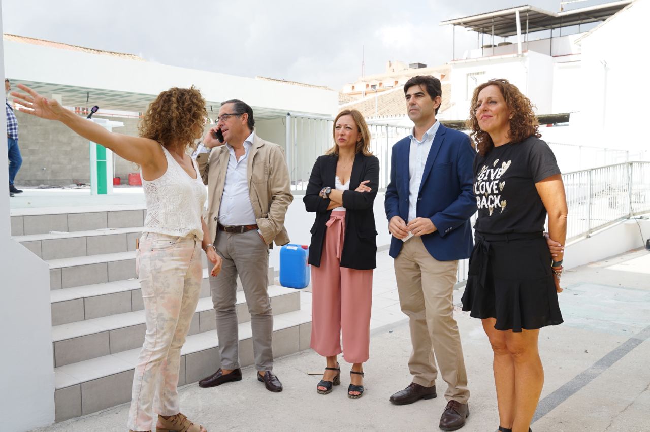 Delegada de la Junta en Málaga, Patricia Navarro junto al alcalde Francisco Santos en el centro educativo San Sebastián