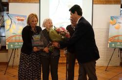 Alcalde entrega reconocimiento a la fundadora Casa Paco