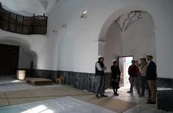 Visita del alcalde de Coín al interior de la nave principal del Convento de Santa María
