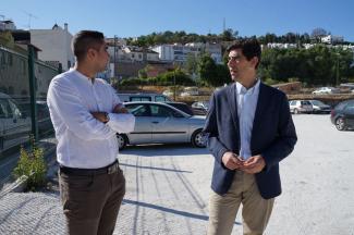 alcalde y concejal delegado en visita terrenos aparcamientos