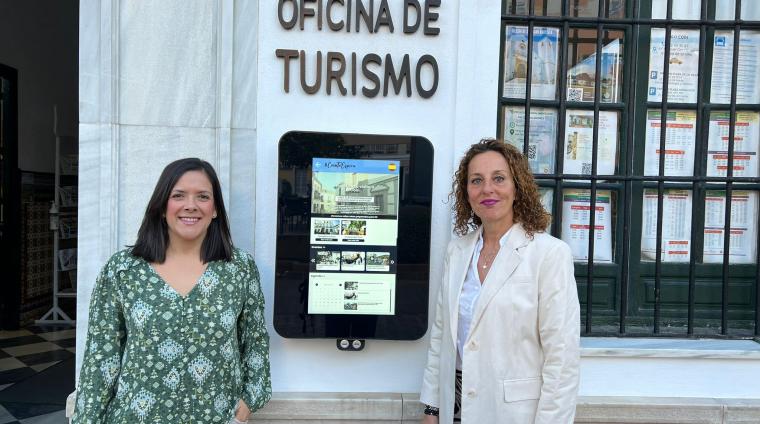 Concejala de Turismo, Raquel López, junto a técnica del área con la plataforma Cicerone