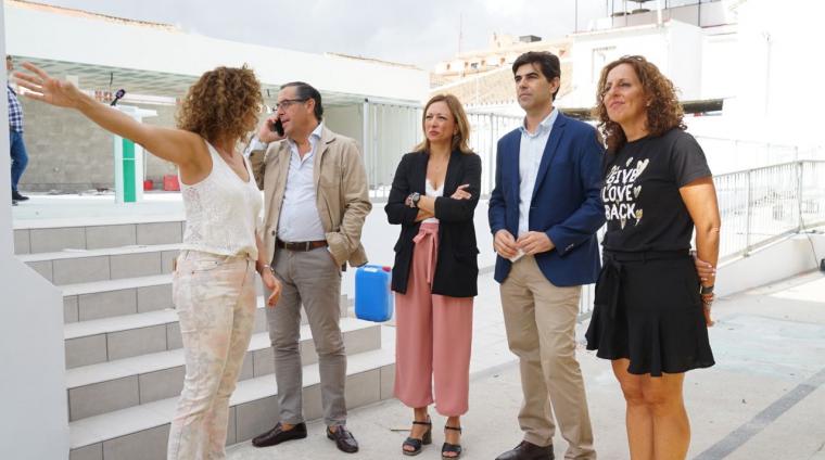Delegada de la Junta en Málaga, Patricia Navarro junto al alcalde Francisco Santos en el centro educativo San Sebastián